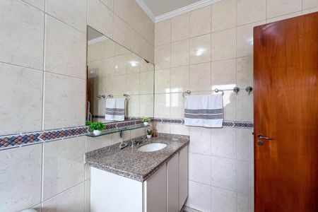 Casa à venda com 304m², 4 quartos e 6 vagasBanheiro Suíte 2