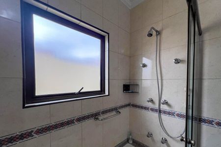 Casa à venda com 304m², 4 quartos e 6 vagasBanheiro Suíte 2