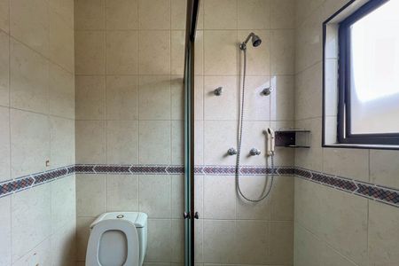 Casa à venda com 304m², 4 quartos e 6 vagasBanheiro do quarto 1