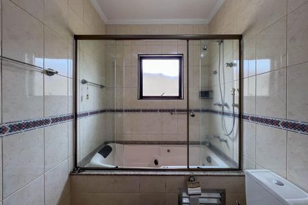 Casa à venda com 304m², 4 quartos e 6 vagasBanheiro Suíte 2