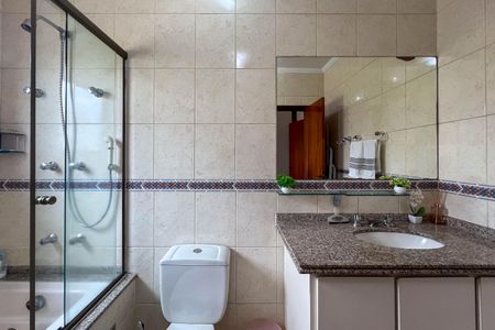 Casa à venda com 304m², 4 quartos e 6 vagasBanheiro Suíte 2