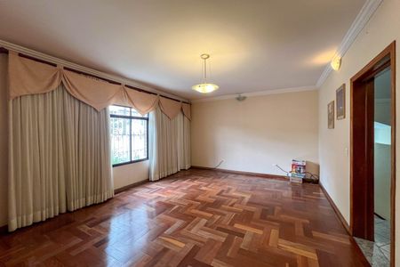 Casa à venda com 304m², 4 quartos e 6 vagasSala