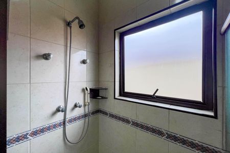 Casa à venda com 304m², 4 quartos e 6 vagasBanheiro do quarto 1