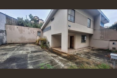 Casa à venda com 140m², 3 quartos e 6 vagas Casa à venda com 140m², 3 quartos e 6 vagasFachada