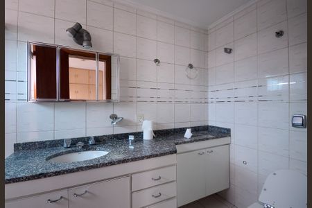 Apartamento à venda com 198m², 3 quartos e 4 vagasBanheiro do Quarto 3