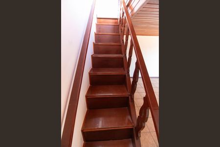 Casa de condomínio à venda com 300m², 3 quartos e 3 vagas Casa de condomínio à venda com 300m², 3 quartos e 3 vagasEscada