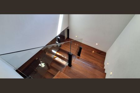 Casa à venda com 330m², 3 quartos e 7 vagasEscada