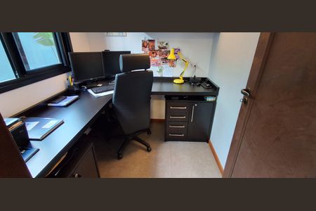 Casa à venda com 330m², 3 quartos e 7 vagasEscritório