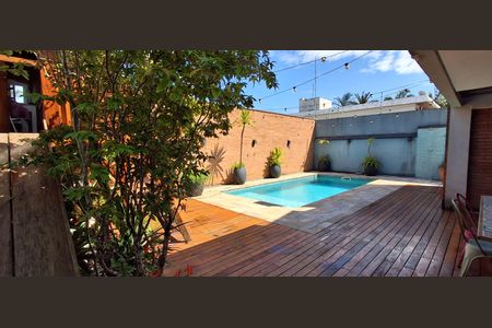 Casa à venda com 330m², 3 quartos e 7 vagasQuintal