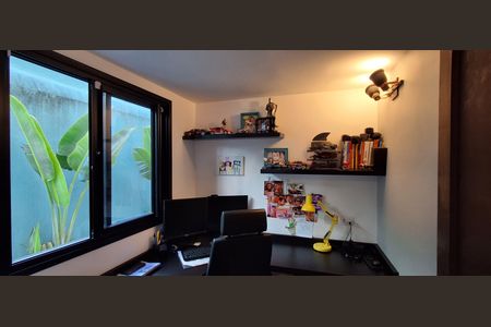 Casa à venda com 330m², 3 quartos e 7 vagasEscritório