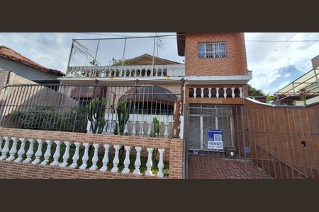 Casa à venda com 240m², 2 quartos e 3 vagas Casa à venda com 240m², 2 quartos e 3 vagasFachada