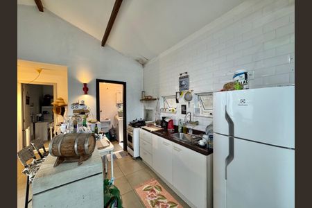 Casa de condomínio à venda com 240m², 2 quartos e 2 vagas Casa de condomínio à venda com 240m², 2 quartos e 2 vagasCozinha e Área de Serviço