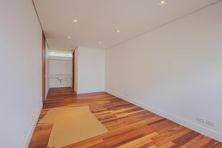 Casa à venda com 359m², 4 quartos e 2 vagasSuíte 1