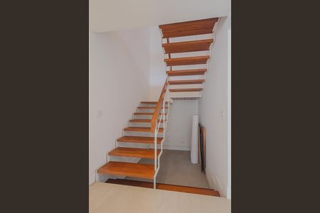 Casa à venda com 359m², 4 quartos e 2 vagasEscada