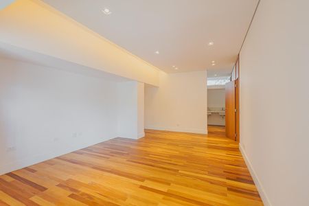 Casa à venda com 359m², 4 quartos e 2 vagasSuíte 2