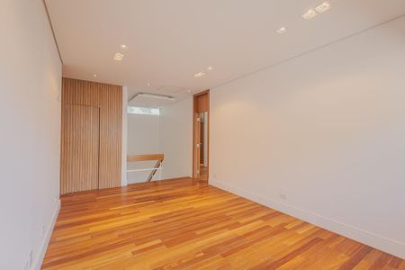 Casa à venda com 359m², 4 quartos e 2 vagasSala de TV