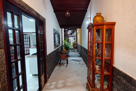 Casa à venda com 600m², 5 quartos e 6 vagas Casa à venda com 600m², 5 quartos e 6 vagascorredor