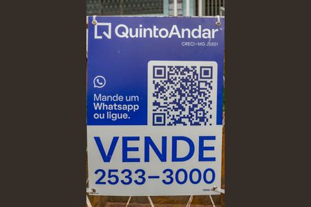 Casa à venda com 360m², 3 quartos e 1 vagaPlaca de vende instalada na fachada do prédio (GANU-151)