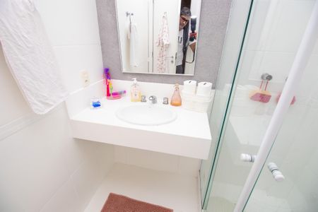 Casa de condomínio à venda com 320m², 6 quartos e 1 vaga Casa de condomínio à venda com 320m², 6 quartos e 1 vagaBanheiro quarto 4