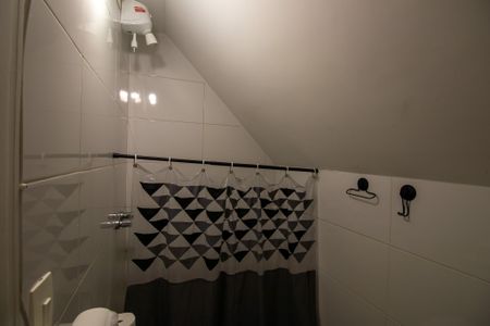 Casa de condomínio à venda com 320m², 6 quartos e 1 vaga Casa de condomínio à venda com 320m², 6 quartos e 1 vagaBanheiro quarto 5