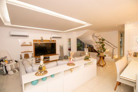 Casa de condomínio à venda com 320m², 6 quartos e 1 vaga Casa de condomínio à venda com 320m², 6 quartos e 1 vagaSala