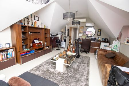 Casa de condomínio à venda com 320m², 6 quartos e 1 vaga Casa de condomínio à venda com 320m², 6 quartos e 1 vagaEscritório