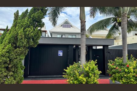 Casa de condomínio à venda com 320m², 6 quartos e 1 vaga Casa de condomínio à venda com 320m², 6 quartos e 1 vagaFachada