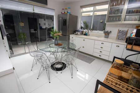 Casa de condomínio à venda com 320m², 6 quartos e 1 vaga Casa de condomínio à venda com 320m², 6 quartos e 1 vagaCozinha