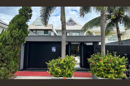 Casa de condomínio à venda com 320m², 6 quartos e 1 vaga Casa de condomínio à venda com 320m², 6 quartos e 1 vagaFachada