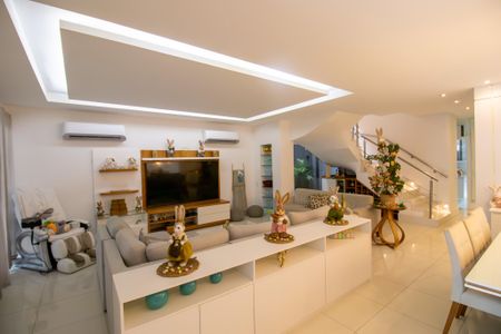 Casa de condomínio à venda com 320m², 6 quartos e 1 vaga Casa de condomínio à venda com 320m², 6 quartos e 1 vagaSala