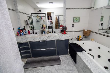 Casa de condomínio à venda com 320m², 6 quartos e 1 vaga Casa de condomínio à venda com 320m², 6 quartos e 1 vagaBanheiro quarto 2