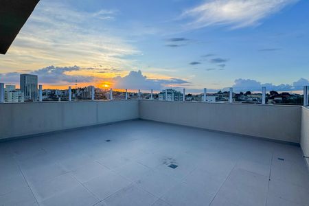 Apartamento à venda com 212m², 4 quartos e 4 vagas Apartamento à venda com 212m², 4 quartos e 4 vagasCobertura