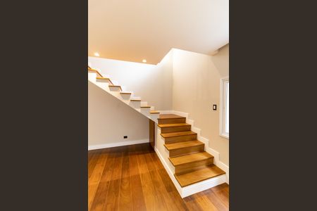 Casa à venda com 236m², 4 quartos e 3 vagasEscada