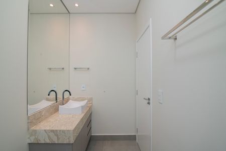 Casa de condomínio para alugar com 160m², 3 quartos e 4 vagasBanheiro da Suíte