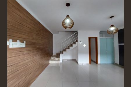 Casa à venda com 67m², 2 quartos e 2 vagas Casa à venda com 67m², 2 quartos e 2 vagasSala