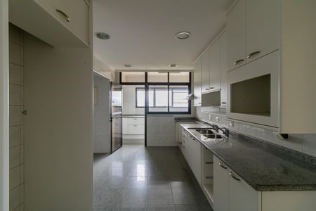 Apartamento para alugar com 130m², 3 quartos e 3 vagas Apartamento para alugar com 130m², 3 quartos e 3 vagasCozinha