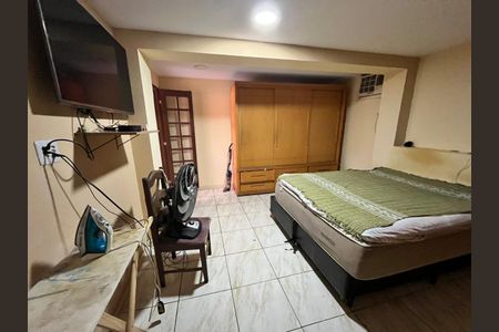 Casa à venda com 370m², 4 quartos e 2 vagas Casa à venda com 370m², 4 quartos e 2 vagasQuarto 4