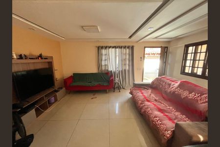 Casa à venda com 370m², 4 quartos e 2 vagas Casa à venda com 370m², 4 quartos e 2 vagasSala