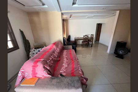 Casa à venda com 370m², 4 quartos e 2 vagas Casa à venda com 370m², 4 quartos e 2 vagasSala