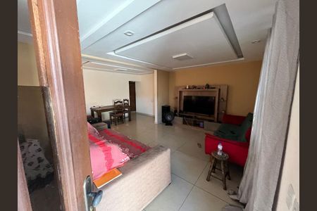 Casa à venda com 370m², 4 quartos e 2 vagas Casa à venda com 370m², 4 quartos e 2 vagasSala