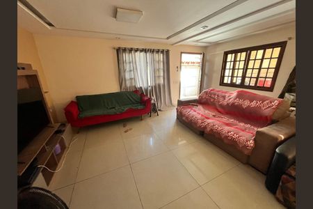 Casa à venda com 370m², 4 quartos e 2 vagas Casa à venda com 370m², 4 quartos e 2 vagasSala