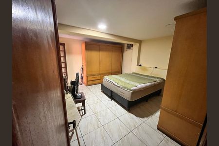 Casa à venda com 370m², 4 quartos e 2 vagas Casa à venda com 370m², 4 quartos e 2 vagasQuarto 4