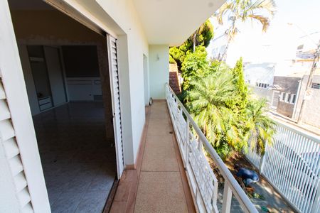 Casa à venda com 214m², 3 quartos e 3 vagas Casa à venda com 214m², 3 quartos e 3 vagasSacada