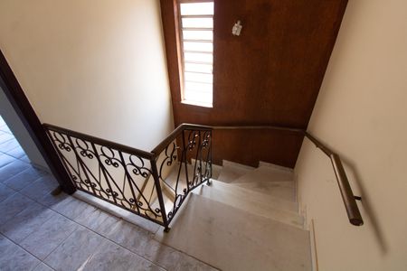 Casa à venda com 214m², 3 quartos e 3 vagas Casa à venda com 214m², 3 quartos e 3 vagasEscada