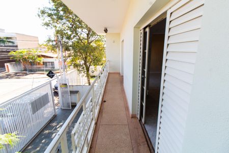 Casa à venda com 214m², 3 quartos e 3 vagas Casa à venda com 214m², 3 quartos e 3 vagasSacada