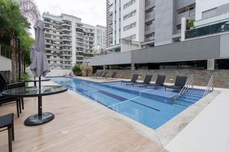 Apartamento à venda com 192m², 3 quartos e 4 vagasÁrea comum - Piscina