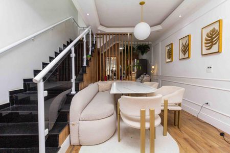 Casa à venda com 230m², 3 quartos e 2 vagasSala