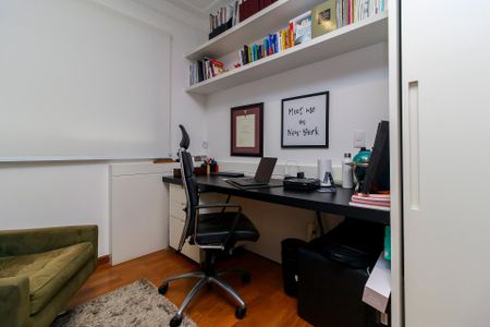 Apartamento à venda com 238m², 4 quartos e 4 vagas Apartamento à venda com 238m², 4 quartos e 4 vagasEscritório