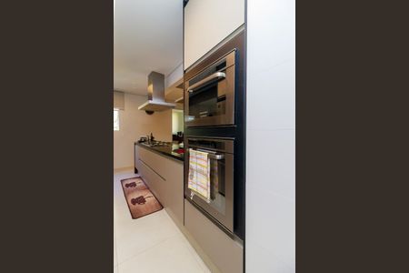 Apartamento à venda com 238m², 4 quartos e 4 vagas Apartamento à venda com 238m², 4 quartos e 4 vagasCozinha