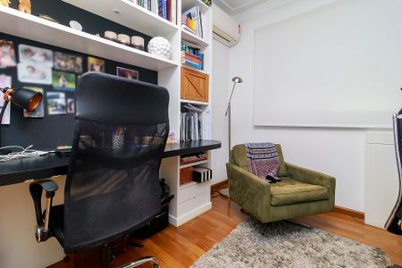 Apartamento à venda com 238m², 4 quartos e 4 vagas Apartamento à venda com 238m², 4 quartos e 4 vagasEscritório